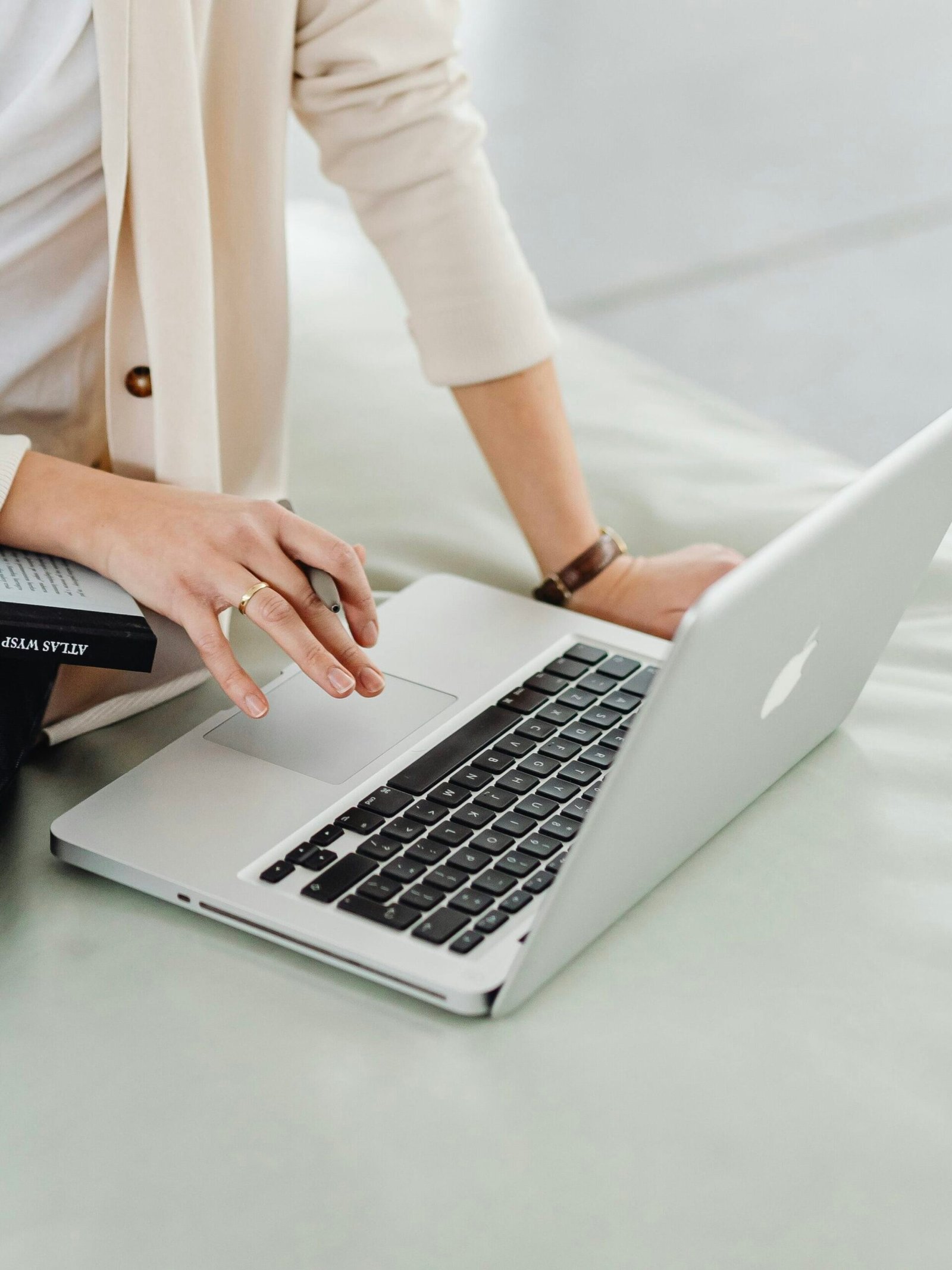 Frau am Laptop Webdesign