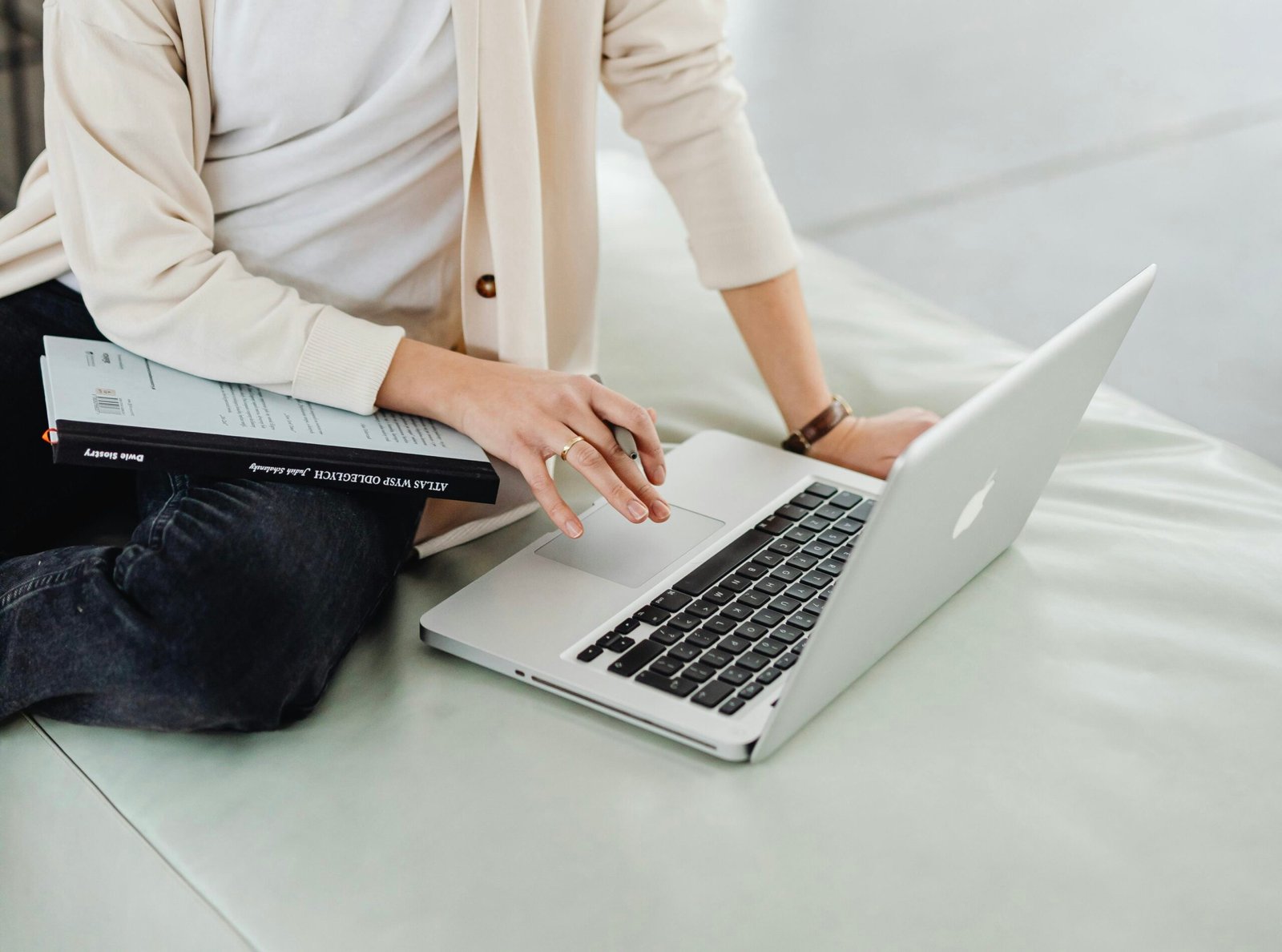 Frau am Laptop Webdesign